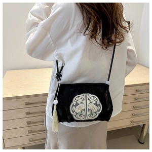 Détail du sac bandoulière de style chinois avec broderie vintage et longs glands