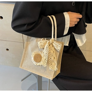 Détail du sac cabas en jute avec fleur de marguerite 3D, nœud et anses en corde