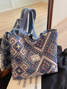 Sac cabas jacquard au style ethnique avec motifs géométriques et doubles poignées