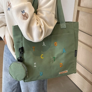 Grand sac cabas en toile vert herbe avec mini porte-monnaie et broderies