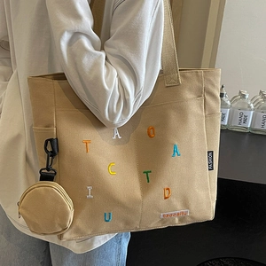 Grand sac cabas en toile kaki avec broderie colorée et petit porte-monnaie rond