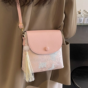 Sac seau en jacquard rose avec motif paysage et pompon porté à l'épaule pour femme