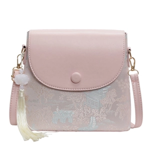 Sac bandoulière rose de style chinois avec motif brocart et pompon en soie blanche