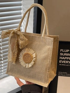 Sac fourre-tout tissé beige avec une grande marguerite 3D et un nœud en dentelle délicat