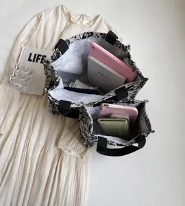 Détail des grands sacs cabas en toile à fleurs montrant l'espace intérieur spacieux