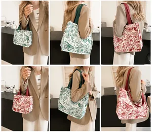 Vues détaillées de côté et de dos du sac cabas en toile Toile de Jouy porté par un mannequin