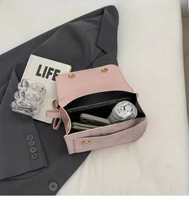 Vue de dessus du sac en cuir rose montrant l'intérieur spacieux pour parapluie et mobile