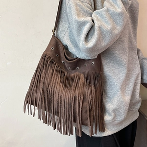 Borsa a tracolla in pelle scamosciata marrone con frange lunghe e occhielli metallici