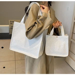 Détail de l'ensemble de sacs cabas texturés blancs avec garnitures dorées