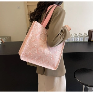 Détail du cabas en jacquard rose montrant la texture rose et la grande capacité