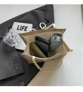 Interno spazioso della borsa tote floreale con elementi essenziali come ombrello e telefono