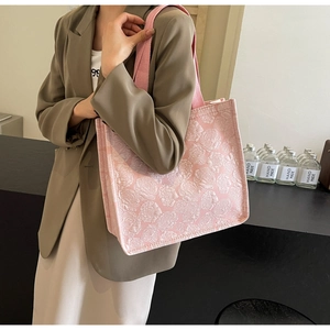 Détail du grand sac cabas rose avec motif jacquard de roses et anses tissées