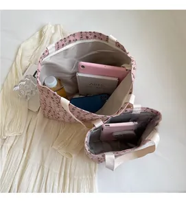 Détail de l'intérieur du sac fourre-tout à fleurs roses montrant une grande capacité d'accueil