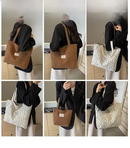 Vue détaillée des sacs cabas en velours côtelé à fleurs en brun et beige, deux tailles