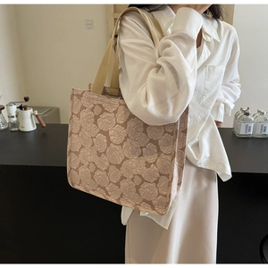 Détail d'un cabas vintage en toile avec imprimé floral rose et anses tissées