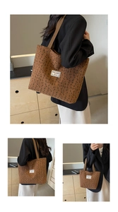 Détail d'un sac cabas en velours côtelé marron avec motifs floraux et étiquette blanche