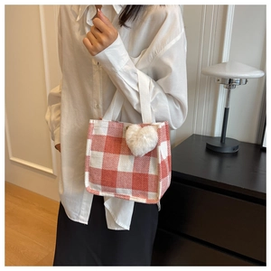 Détail du sac cabas en toile vichy rouge et blanc avec breloque cœur et anses en sangle