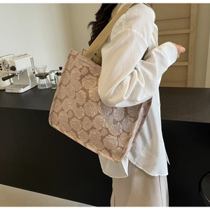 Détail du sac cabas champagne avec jacquard rose et large bandoulière d'épaule