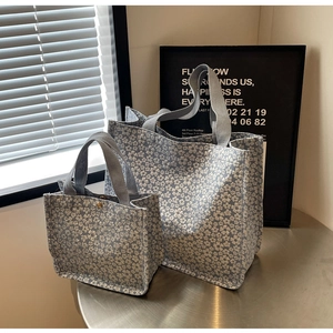Vue détaillée des grands et petits sacs cabas en toile florale avec bouton pression en métal