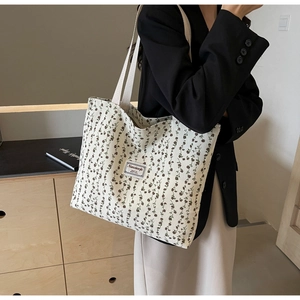 Détail du sac fourre-tout en velours côtelé fleuri avec anses en sangle tissée