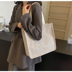 Détail d'un grand sac cabas jacquard à fleurs avec de larges bandoulières tissées