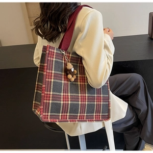 Borsa tote in tela scozzese con tracolla rossa e ciondolo a forma di scimmia di peluche