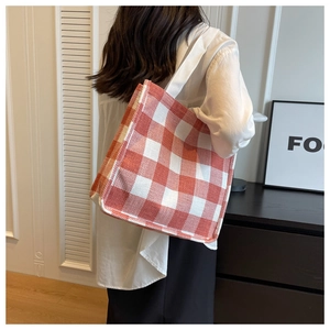 Sac fourre-tout à carreaux rouges et blancs avec poignées renforcées en décor de vie réelle