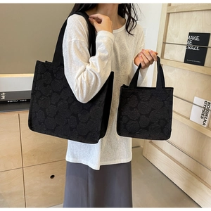 Détail du sac cabas jacquard rose noir montrant une élégante texture florale 3D
