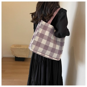 Vue arrière d'un grand sac cabas à carreaux violets et blancs avec bandoulière large