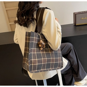 Borsa tote scozzese retrò con ciondolo in peluche marrone portata a spalla per donna