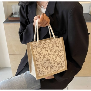 Dettaglio della borsa tote floreale con tela rustica e manico in corda di cotone
