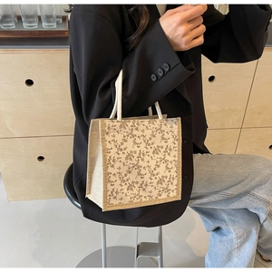 Dettaglio borsa floreale in lino con manici in corda per uno stile vintage francese