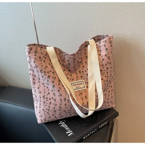 Détail du sac cabas en velours côtelé rose fleuri avec anses larges en toile durable