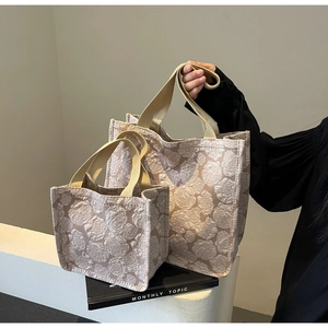 Détail de cabas en jacquard floral en deux tailles avec de larges bandoulières tissées