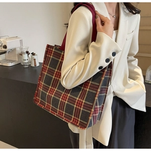 Dettaglio della borsa tote in tela a quadri vintage rossa e grigia con tracolla larga