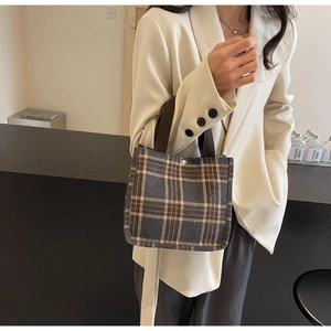 Dettaglio della borsa tote in lana a quadretti con motivo vintage e manici spessi