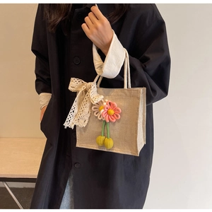 Sac cabas tissé beige avec nœud en dentelle blanche et fleurs au crochet