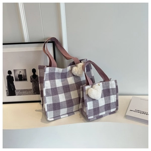 Détail du set de sacs cabas en toile à carreaux violets avec breloques en peluche