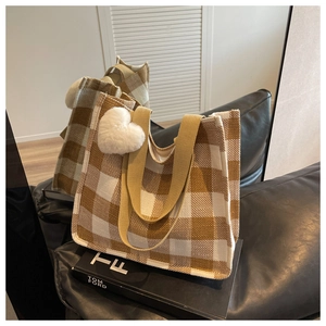 Détail du grand sac cabas à carreaux jaunes avec anses tissées et breloque cœur peluche