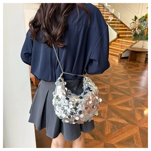 Détail du sac à bandoulière à paillettes argentées avec fine chaîne métallique