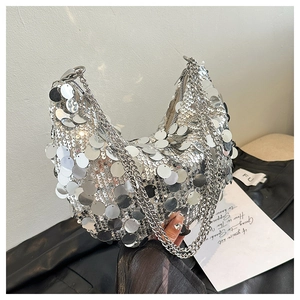 Gros plan du sac croissant à paillettes argentées avec bandoulière en chaîne