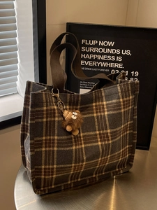 Borsa Tote in Tela Plaid Vintage Grande Capacità Pendolare Tartan Fantasia Borsa a Spalla da Donna con Ciondolo in Peluche Monster