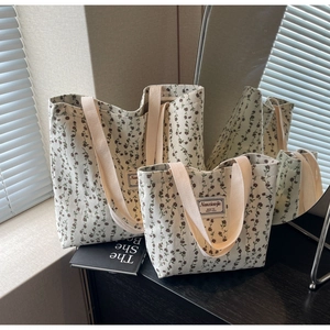 Détail de l'ensemble de sacs fourre-tout en velours côtelé fleuri avec anses tissées