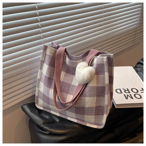 Détail du sac cabas en tweed à carreaux violets avec sangle rose et pendentif cœur