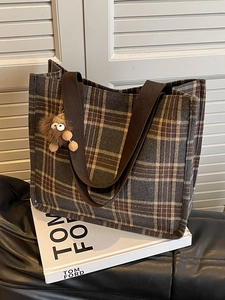 Grande borsa tote retrò in tela a scacchi con ciondolo di peluche marrone e manici larghi