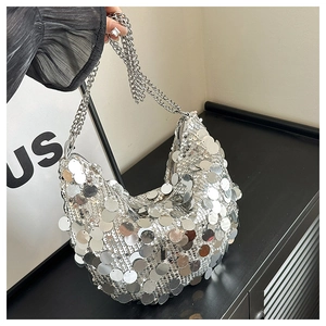 Détail du sac hobo à paillettes argentées avec bandoulière chaîne et texture réfléchissante