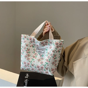 Gros plan du fourre-tout en velours côtelé avec imprimé floral et anses tissées