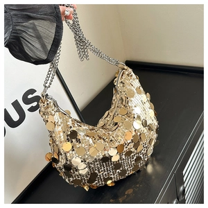 Détail de sequins métalliques sur sac hobo avec bandoulière chaîne pour femme