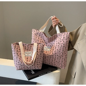 Détail de l'ensemble cabas en velours côtelé rose fleuri avec étiquette et anses tissées