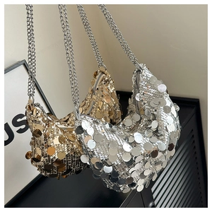 Détails macro des paillettes dorées et argentées sur des sacs demi-lune à chaîne élégants